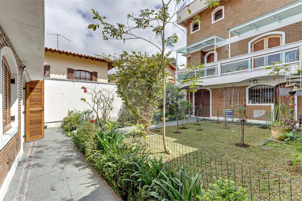 Casa à venda com 3 quartos, sendo 1 suíte, em Alto da Boa Vista, São Paulo, SP
