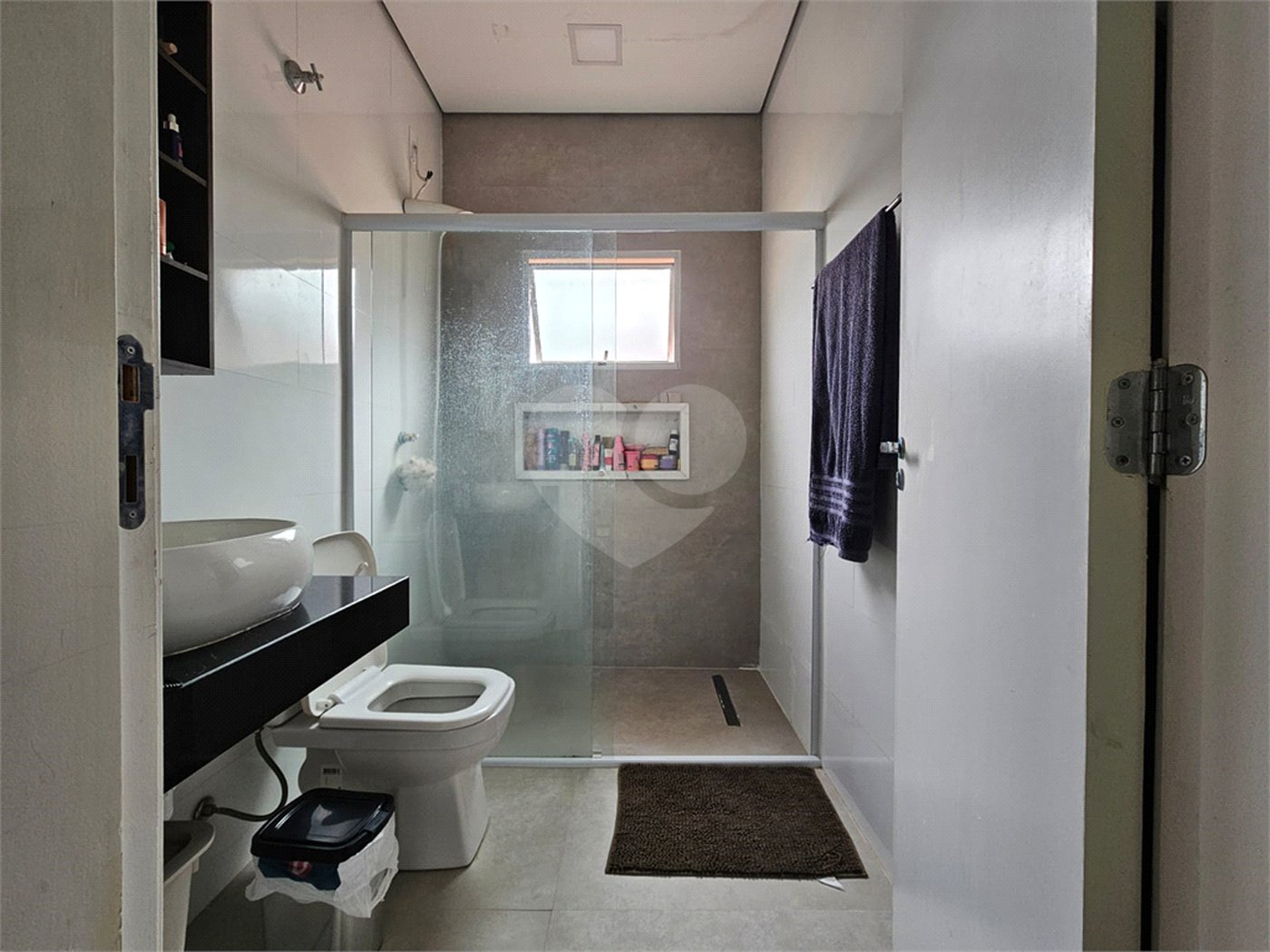 Casa à venda com 4 quartos, sendo 1 suíte,  no condomínio Jardim Shangri-lá, Atibaia - SP
