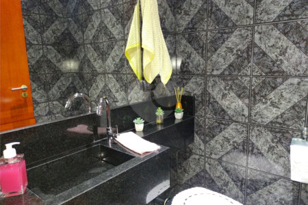 Sobrado à venda com 4 quartos, sendo 2 suítes, em Pedreira, São Paulo, SP