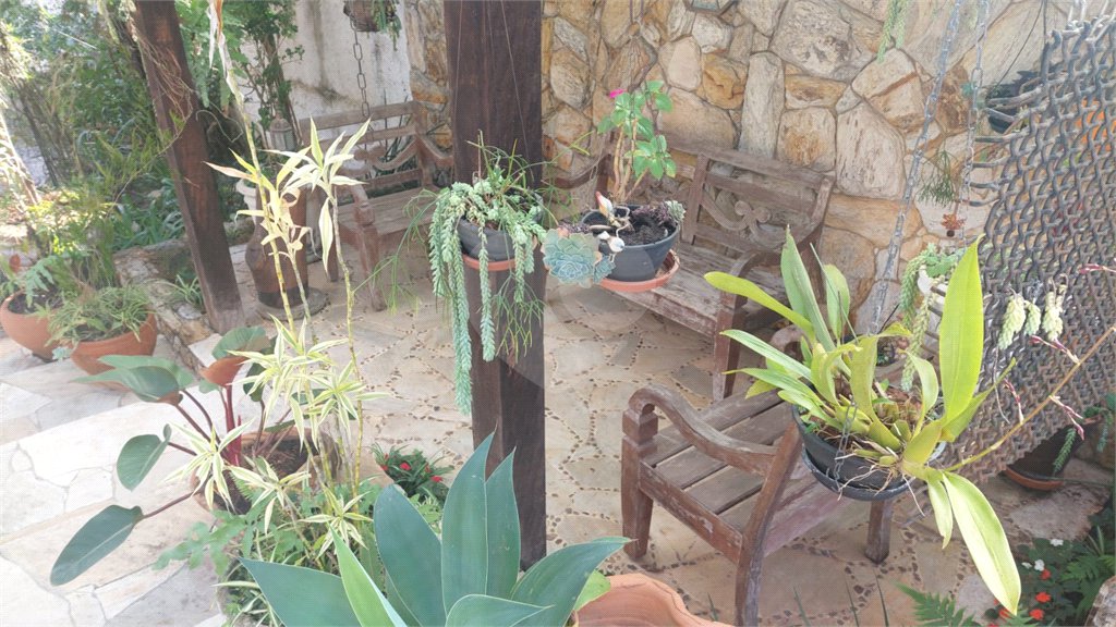 Casa à venda ou para alugar com 5 quartos, sendo 1 suíte, em Cumbari, Mairiporã, SP