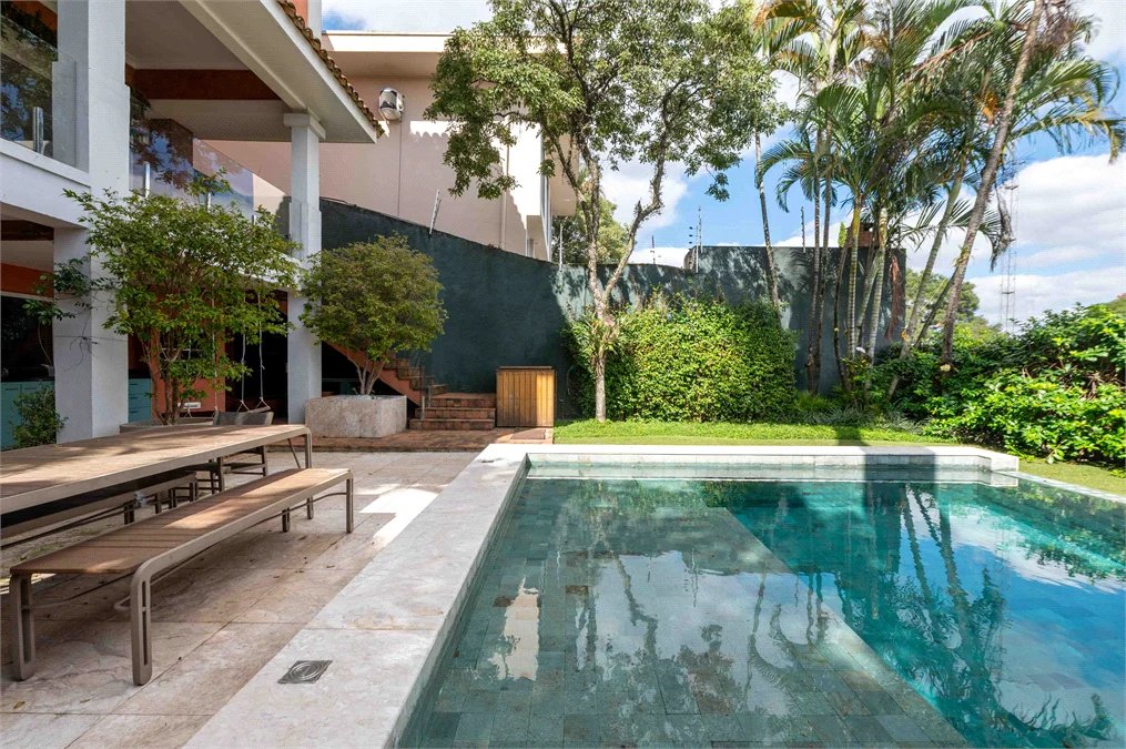 Casa à venda com 6 quartos, sendo 4 suítes,  em Morumbi, São Paulo, SP