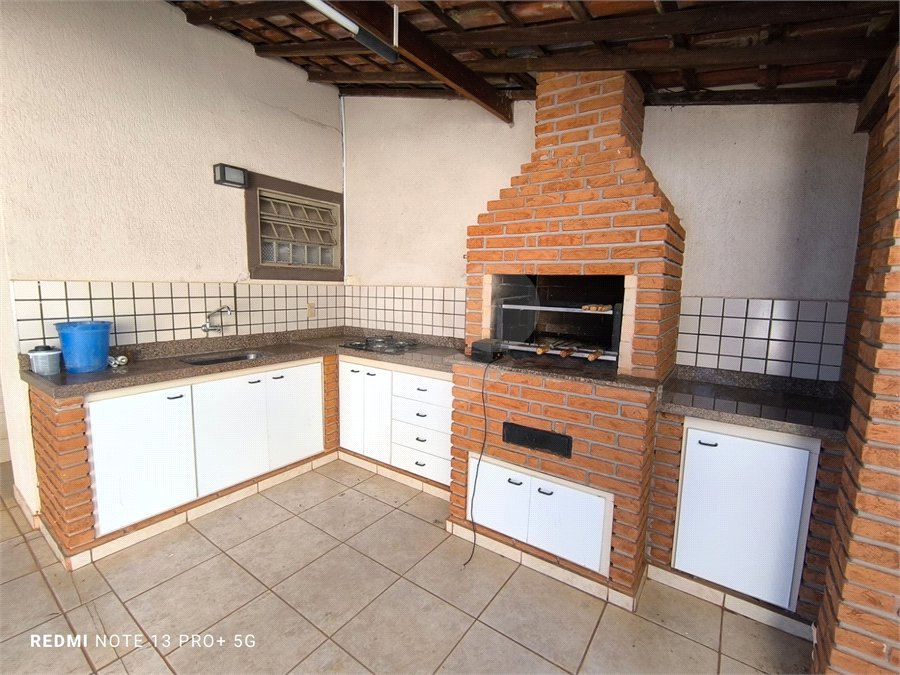 Casa á venda na Avenida Pau Brasil.