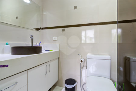 Casa à venda com 4 quartos, sendo 2 suítes, no condomínio Vila dos Ipês, São Paulo - SP
