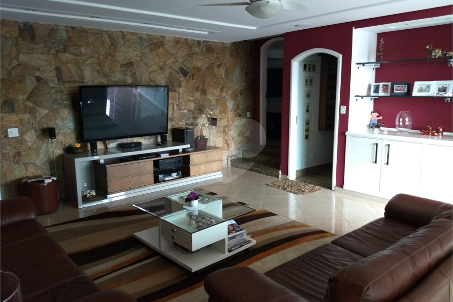 Casa Térrea à venda ou para alugar com 4 suítes em Horto, São Paulo, SP