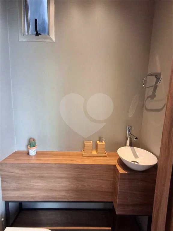 Apartamento totalmente decorado em Moema com 70 m2 , 2 quartos, 2 suítes e 2 vagas, ambientes com ar condicionado.