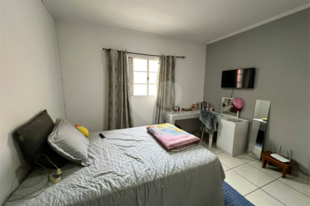 Sobrado à venda com 3 quartos, sendo 1 suíte, em Lopes de Oliveira, Sorocaba, SP