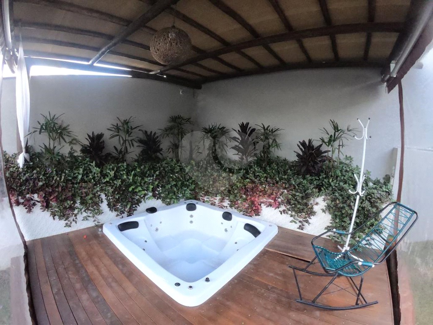 Sobrado à venda com 4 quartos, sendo 2 suítes,  no Centro, Joanópolis, SP