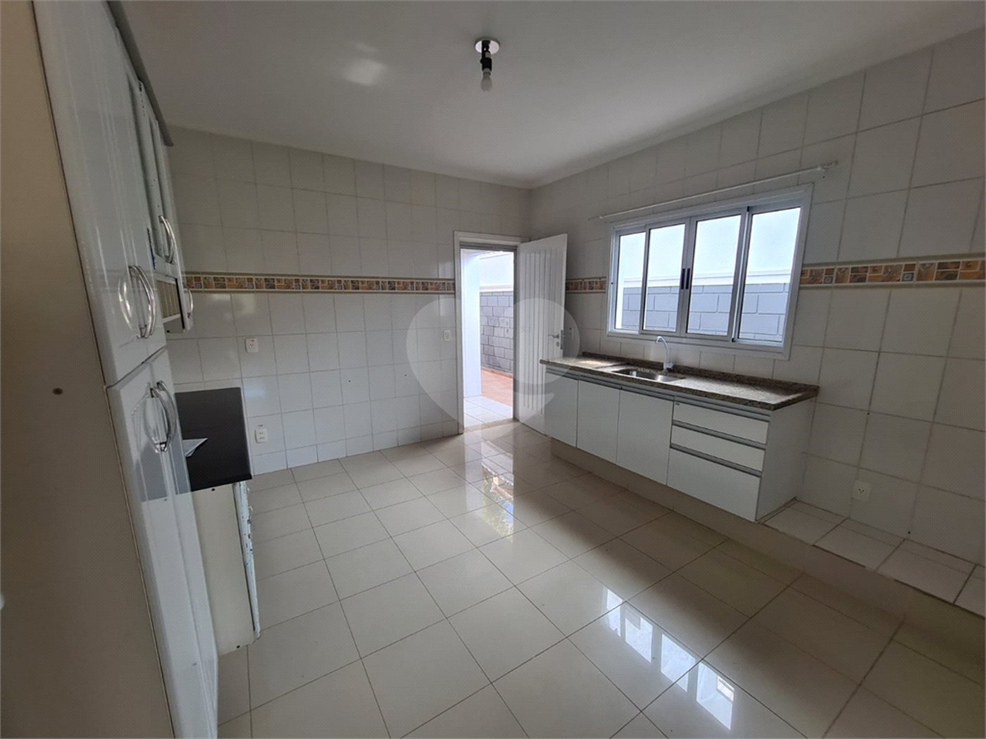 Casa à venda com 3 quartos, sendo 2 suítes, no condomínio Terras de São Francisco, Vinhedo - SP