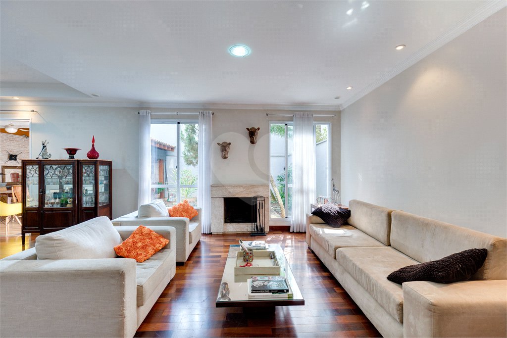 Casa à venda com 3 suítes no condomínio Vila Versalhes, São Paulo - SP