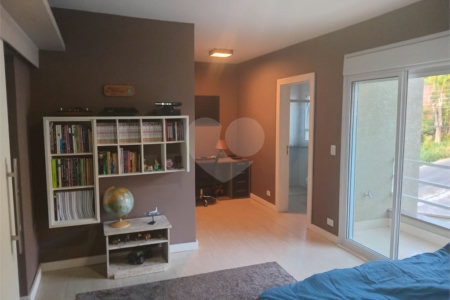 Casa à venda com 4 quartos, sendo 3 suítes, no condomínio Arco Iris, Atibaia - SP