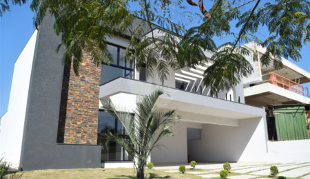 Casa à venda com 4 suítes no condomínio Figueira Garden, Atibaia - SP