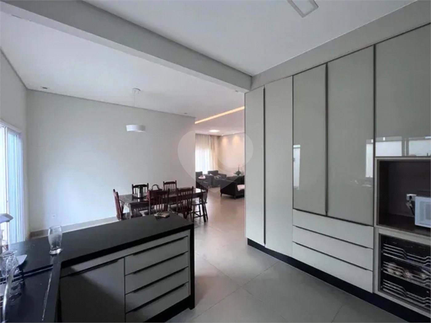 Casa à venda com 5 quartos, sendo 1 suíte, no condomínio Portal da Serra, São José dos Campos - SP
