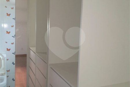Casa à venda ou para alugar com 4 suítes em Chácaras São Carlos, Cotia, SP