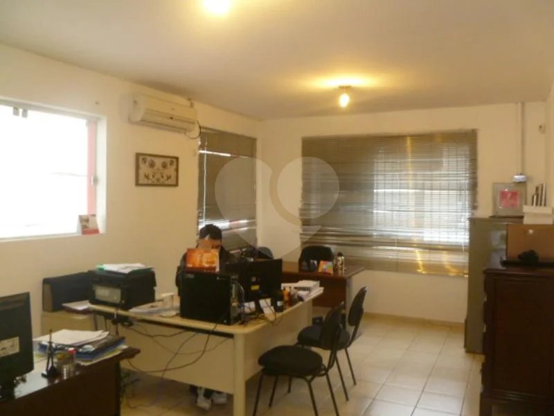 Imóvel Comercial para Venda ou Locação em ótima localização na Rua Palacete das Águias, 300.