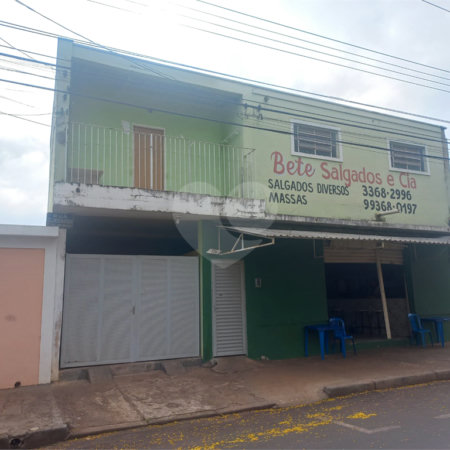 Sobrado para venda.