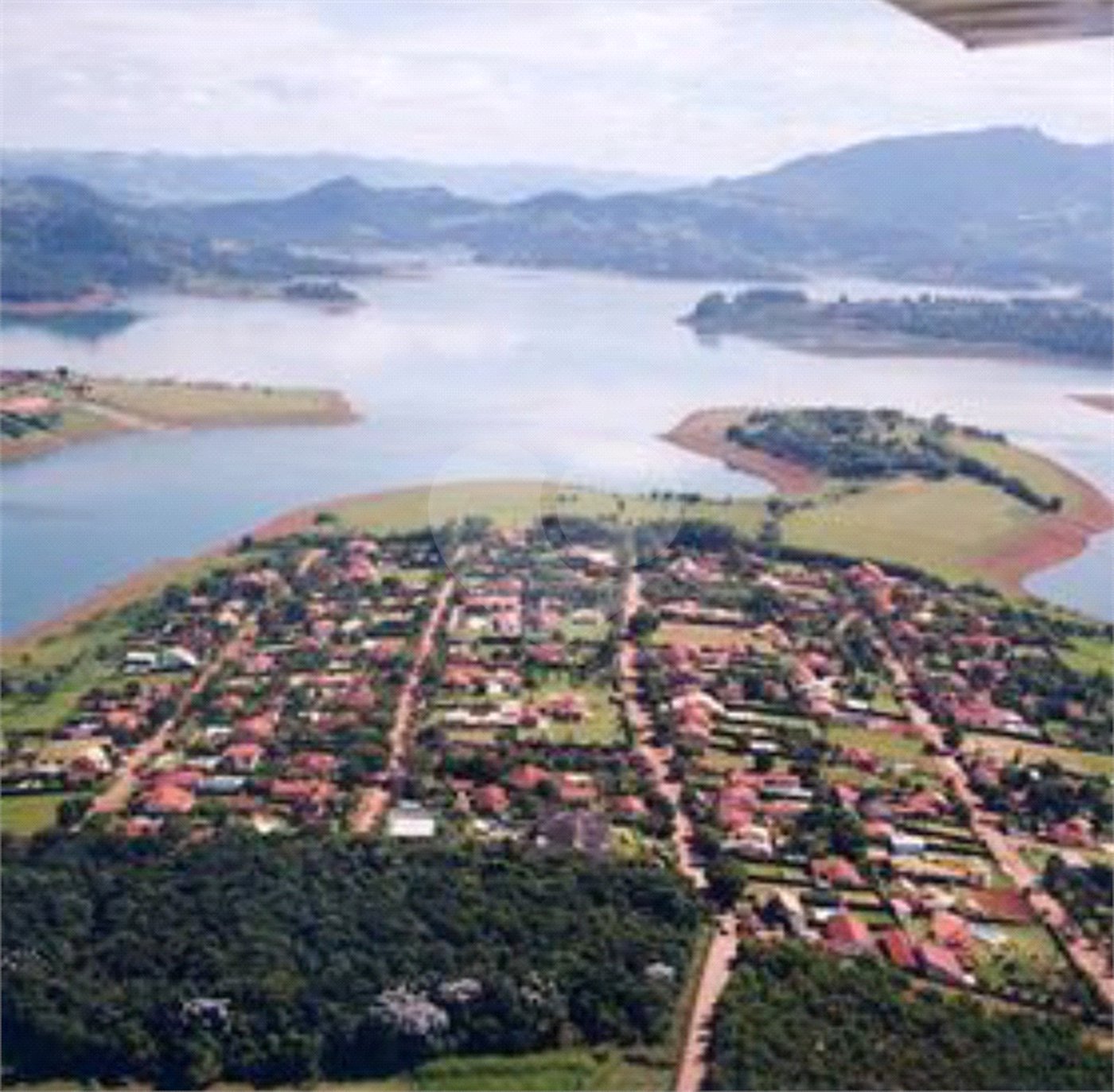 Casa à venda com 2 quartos, sendo 1 suíte, no condomínio Novo Horizonte, Piracaia - SP