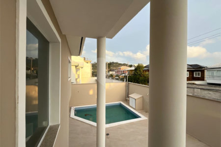 Casa à venda com 4 quartos, sendo 2 suítes, no condomínio Pedra Mar, Rio de Janeiro - RJ