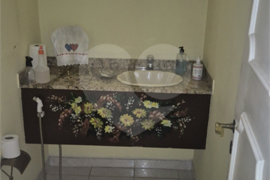 Casa à venda com 4 quartos, sendo 3 suítes, no condomínio Chácara das Rosas, São Paulo - SP