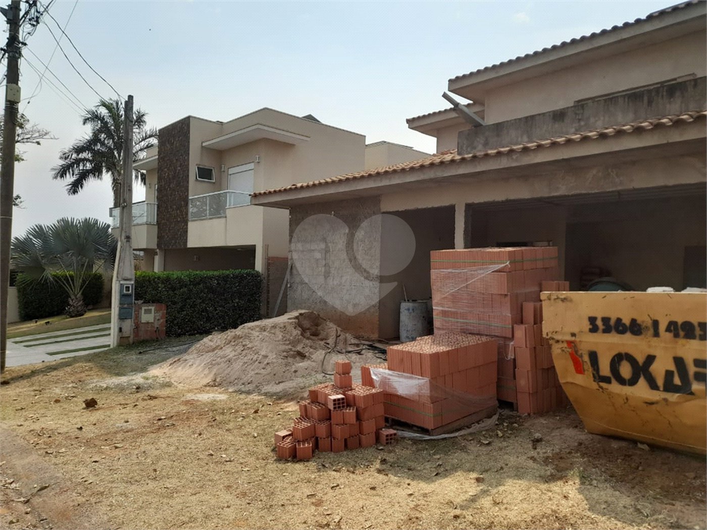 Casa em Construção com Área Gourmet e Piscina no Condomínio Damha II