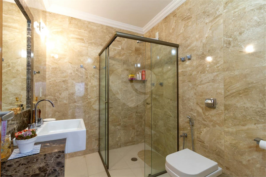 Casa Sobrado à venda com 342 m², 3 dormitórios, sendo 2 suítes, 4 vagas na Vila Mariana - São Paulo.