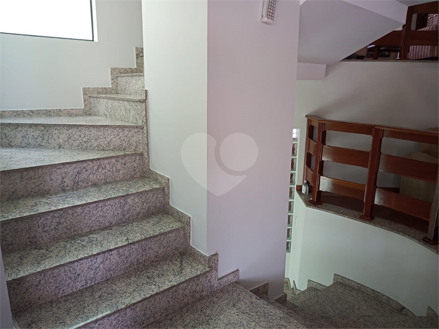Sobrado à venda com 4 quartos, sendo 3 suítes, em Tremembé, São Paulo, SP