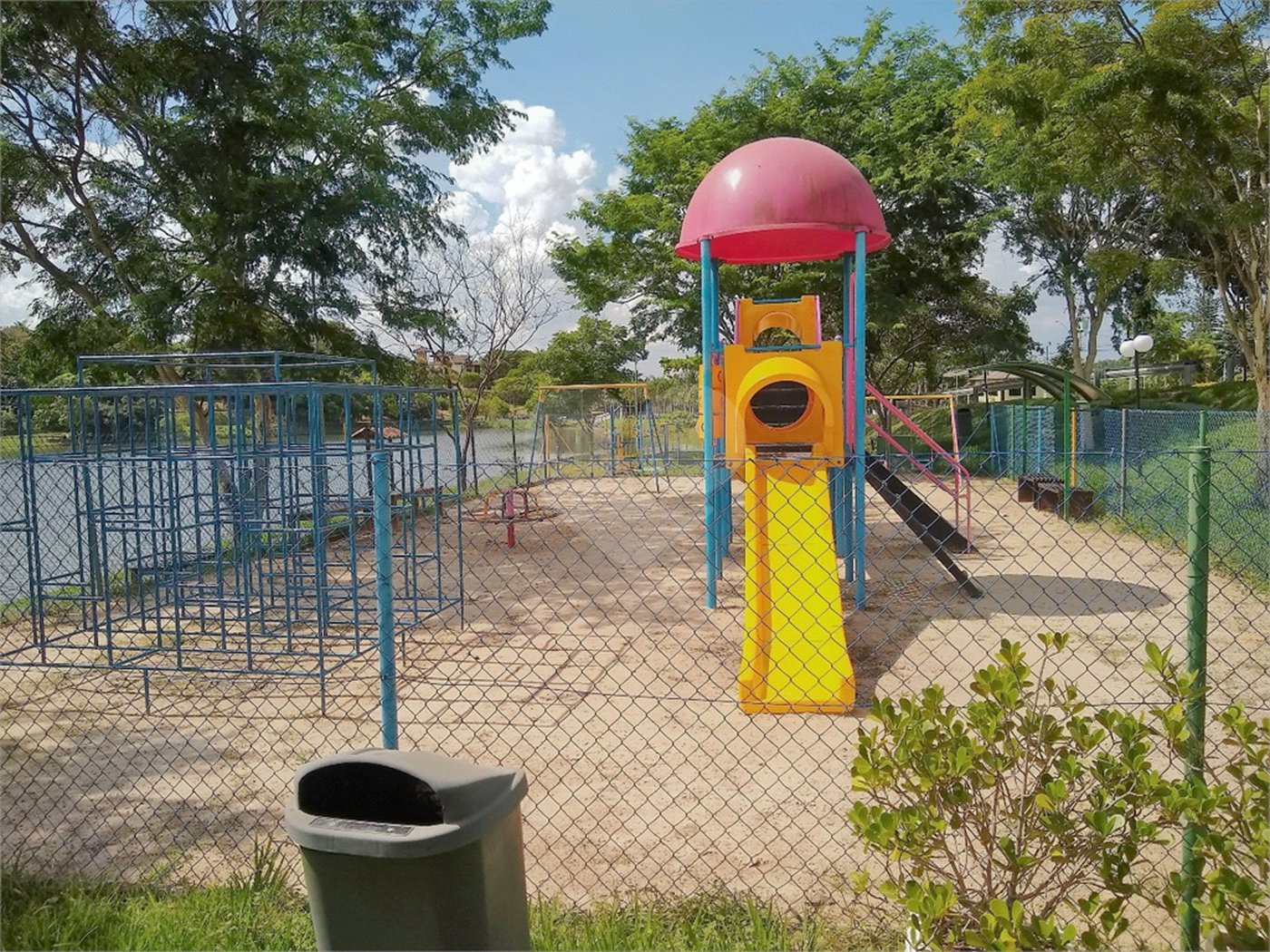 Casa à venda com 4 quartos, sendo 2 suítes,  no condomínio Acmti - Colinas do Mosteiro, Terras de Itaici e Recanto dos Pássaros, Indaiatuba - SP