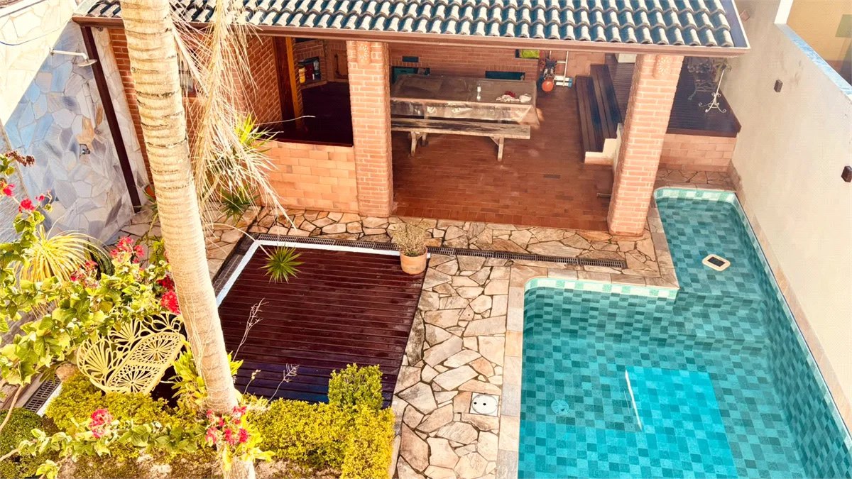 Sobrado à venda com 3 quartos, sendo 1 suíte, em Chácara Recanto Verde, Cotia, SP