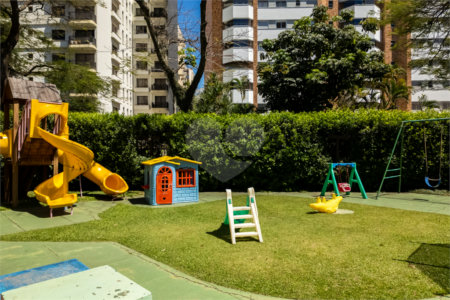 Apartamento à venda com 3 quartos, sendo 1 suíte, em Moema, São Paulo, SP