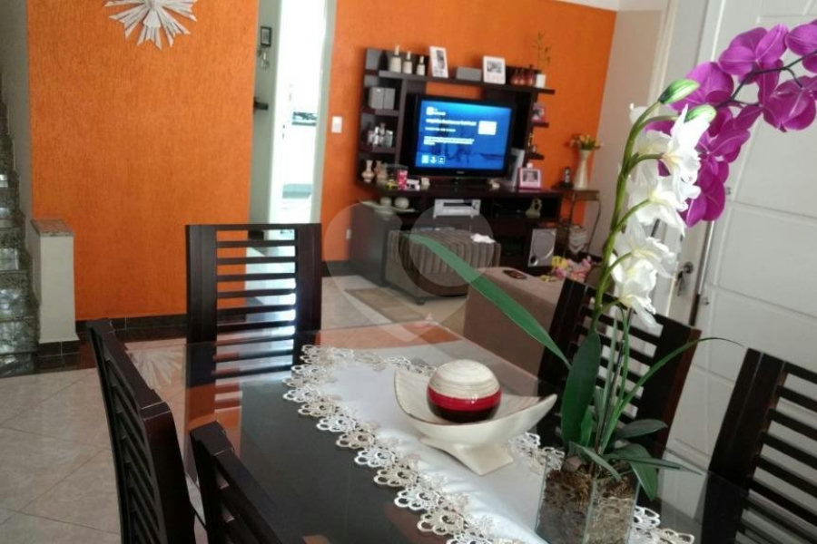 Casa à venda com 3 quartos, sendo 1 suíte, no condomínio Residencial Água Fria, São Paulo - SP