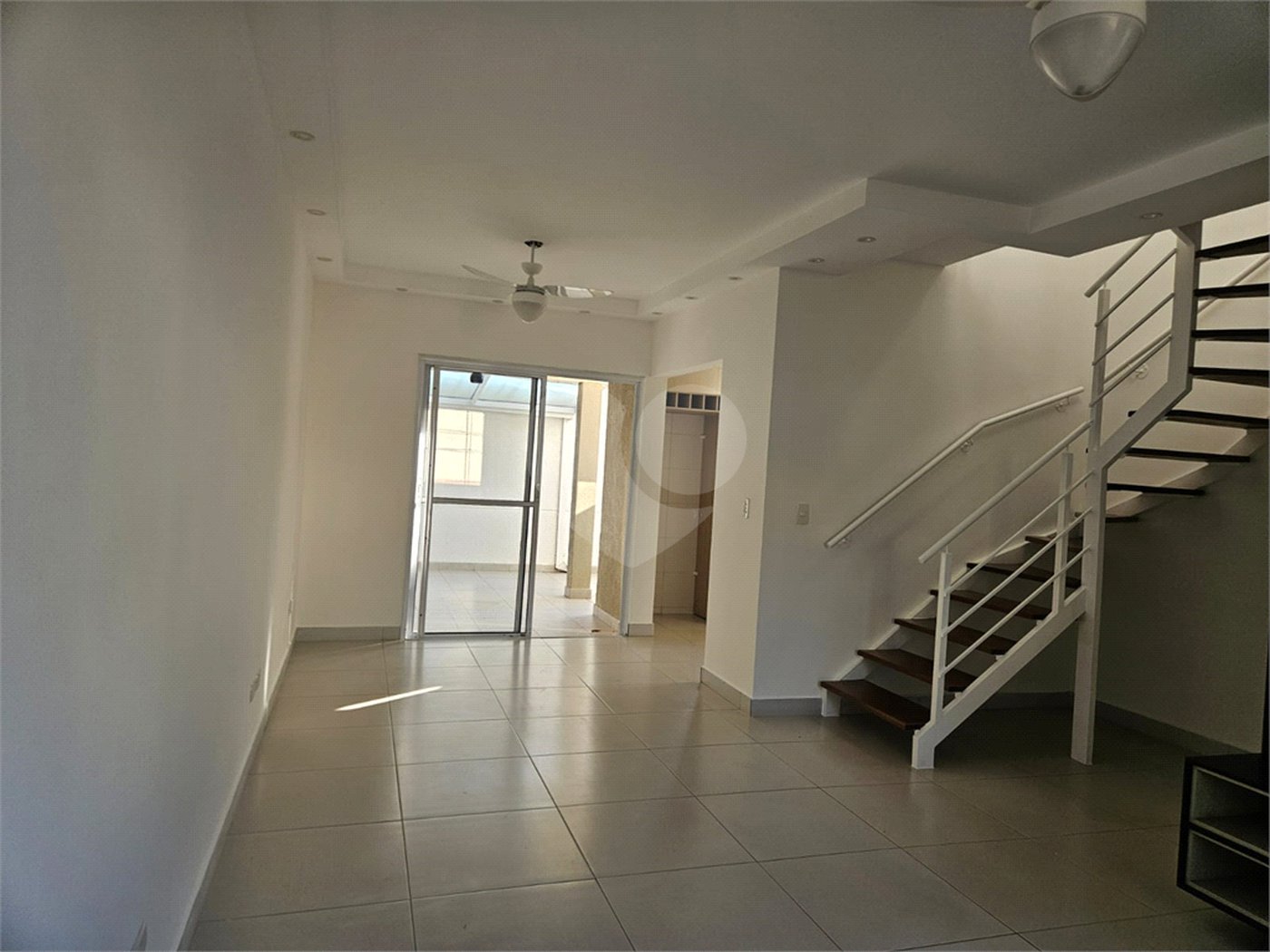 Casa à venda com 2 quartos, sendo 1 suíte, no condomínio Vitória Park, Suzano - SP