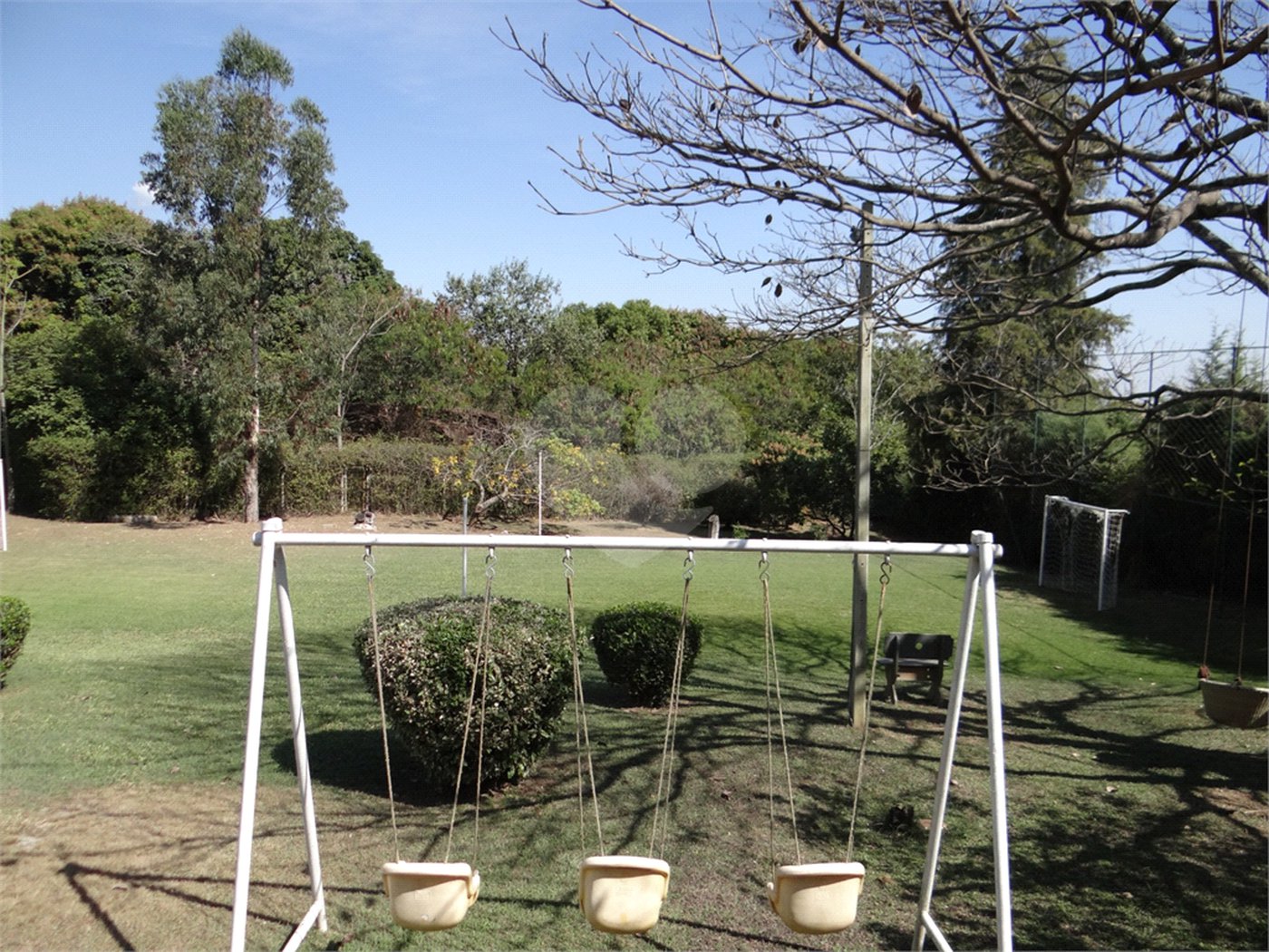 Indaiatuba- Jardins dos Laranjais - Chácara dentro do Vale das Laranjeiras, segundo portão: Jardim dos Laranjais. 3 quartos, 1 banheiro social, 1 sala espaçosa de TV, 1 sala de jantar, cozinha, 1 varanda fechada com portas Blindex. Quiosque, piscina, capela com bancos e altar,