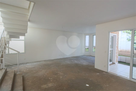 Casa à venda com 4 quartos, sendo 2 suítes, no condomínio Bristol Village, São Paulo - SP