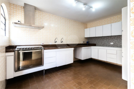 Sobrado à venda com 4 quartos, sendo 2 suítes, em Alto de Pinheiros, São Paulo, SP
