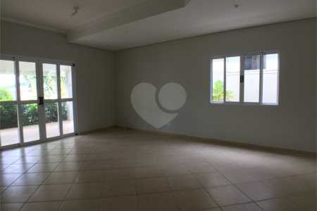 Casa à venda ou para alugar com 3 suítes no condomínio Recanto dos Paturis, Vinhedo - SP