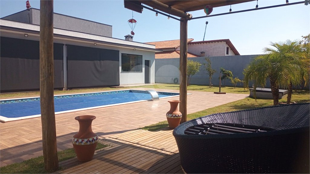 Casa à venda com 3 quartos, sendo 1 suíte, no condomínio Village da Serra, Araçoiaba da Serra - SP