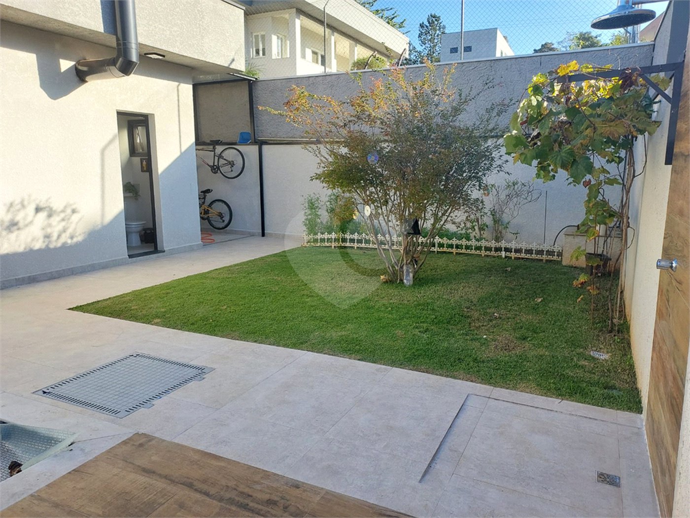 Casa à venda com 4 quartos, sendo 2 suítes,  no condomínio Figueira Garden, Atibaia - SP