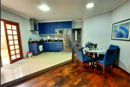 Sobrado à venda com 230m², 5 vagas e churrasqueira no Jardim Ester