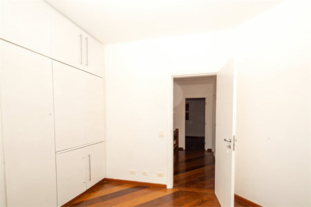 Sobrado à venda com 5 quartos, sendo 3 suítes, em Alto da Boa Vista, São Paulo, SP