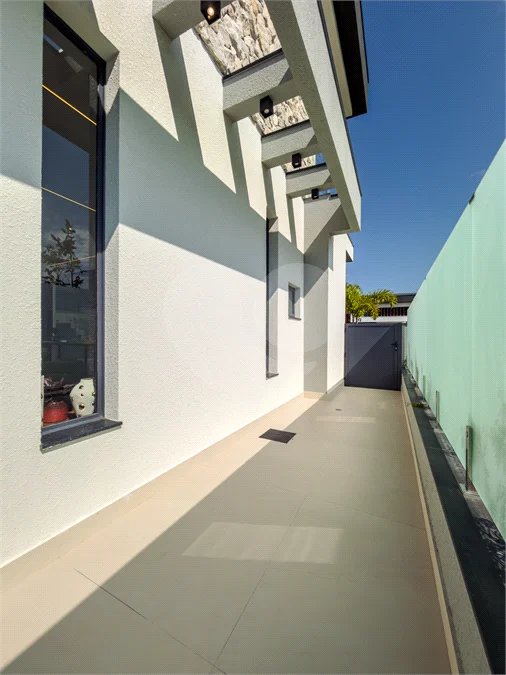 Indaiatuba - Condominio Villa Sapezal - 318 m² de Terreno - 230 m² de Área Construída - 3 suítes, sendo 1 Master com closet planejado - Sala de TV - Sala de estar integrada à Sala de jantar - Cozinha com móveis planejados - Despensa - Escritório planejado - Lavabo - Piscina com preparação para aquec
