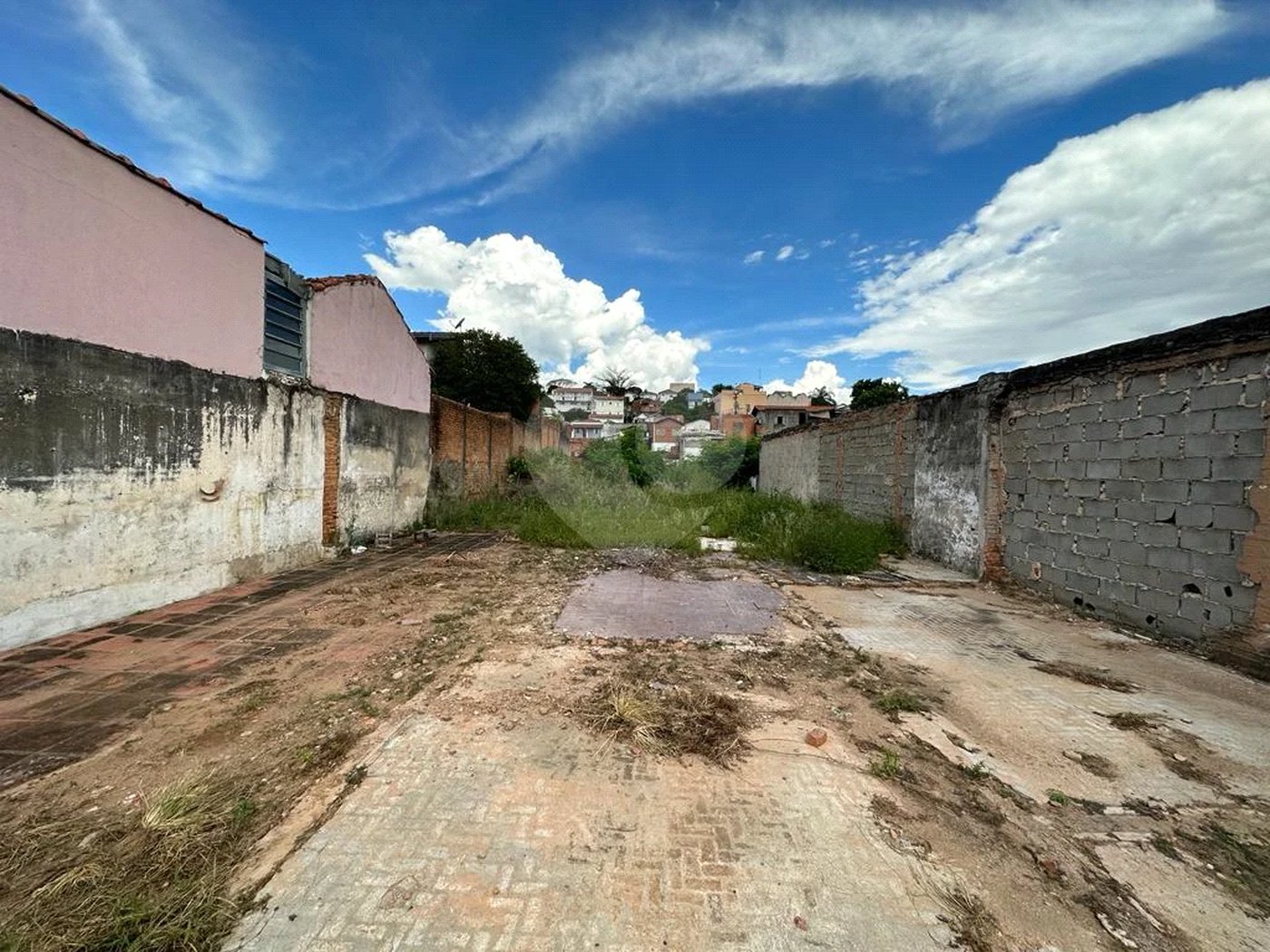 Terreno residencial com vocação comercial à venda no bairro Jaraguá. - 300 m² - 10x30 + acesso a área verde (50 m²)