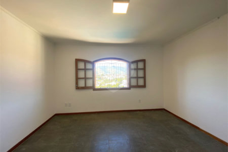Casa à venda com 4 quartos, sendo 2 suítes,  em Jardim do Lago, Atibaia, SP