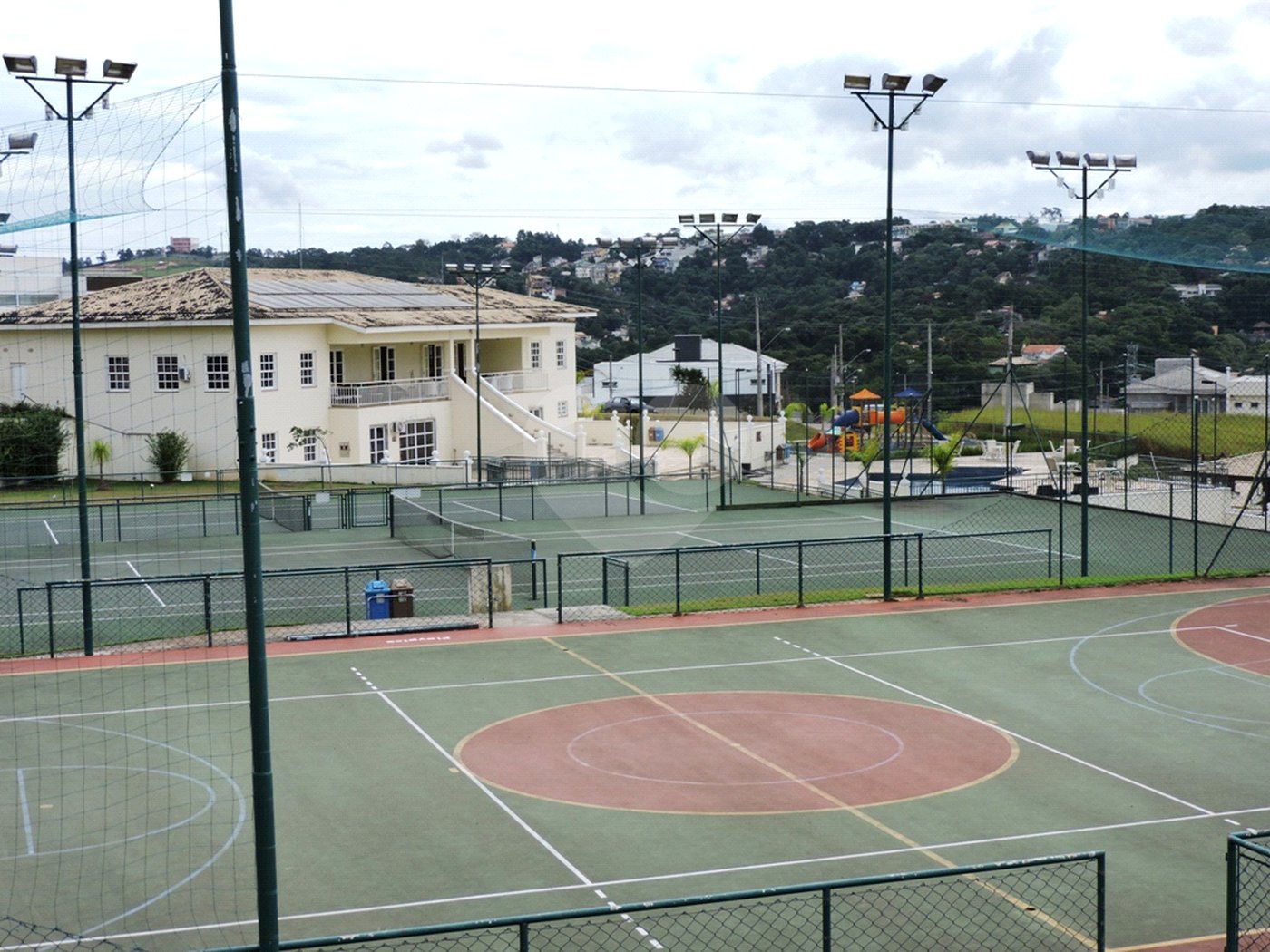 Casa à venda com 3 suítes no condomínio Reserva Santa Maria, Jandira - SP