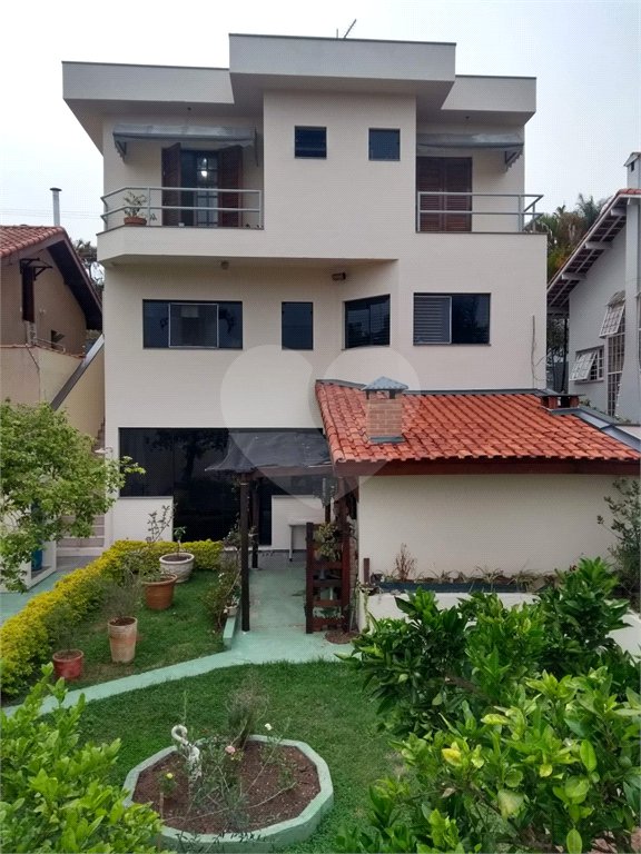 Sobrado à venda com 3 quartos, sendo 1 suíte,  em Vila Oliveira, Mogi das Cruzes, SP