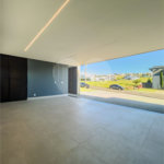 Indaiatuba - Quintas da Terracota - 1252 m² de terreno - casa térrea com 514 m² de área construída -3 vagas de garagem cobertas e 3 descobertas Lavabo - Sala de estar e jantar amplas e integradas - Escritório privativo - Cozinha toda equipada com geladeira, forno, micro-ondas, lava-louças,