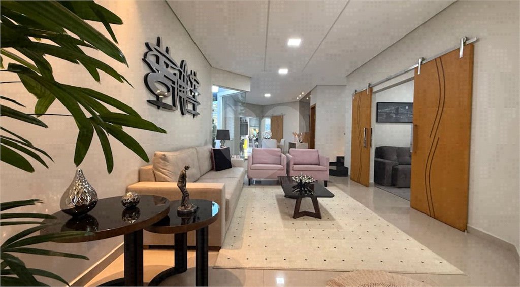 MARAVILHOSA CASA NO URBANOVA QUE REUNE CONFORTO E SOFISTICAÇÃO, 262m² - 4 SUITES e 4 Vagas.