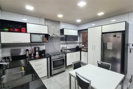 Sobrado à venda com 4 quartos, sendo 2 suítes, em Santa Teresinha, São Paulo, SP