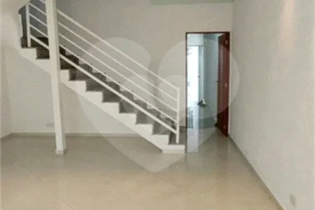 Casa á venda com 230m², 4 dorms, 2 suítes e 4 vagas na Vila Clementino. Estuda permuta.