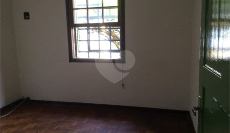 Casa à venda com 4 quartos, sendo 1 suíte, no condomínio Conselheiro Moreira de Barros, São Paulo - SP