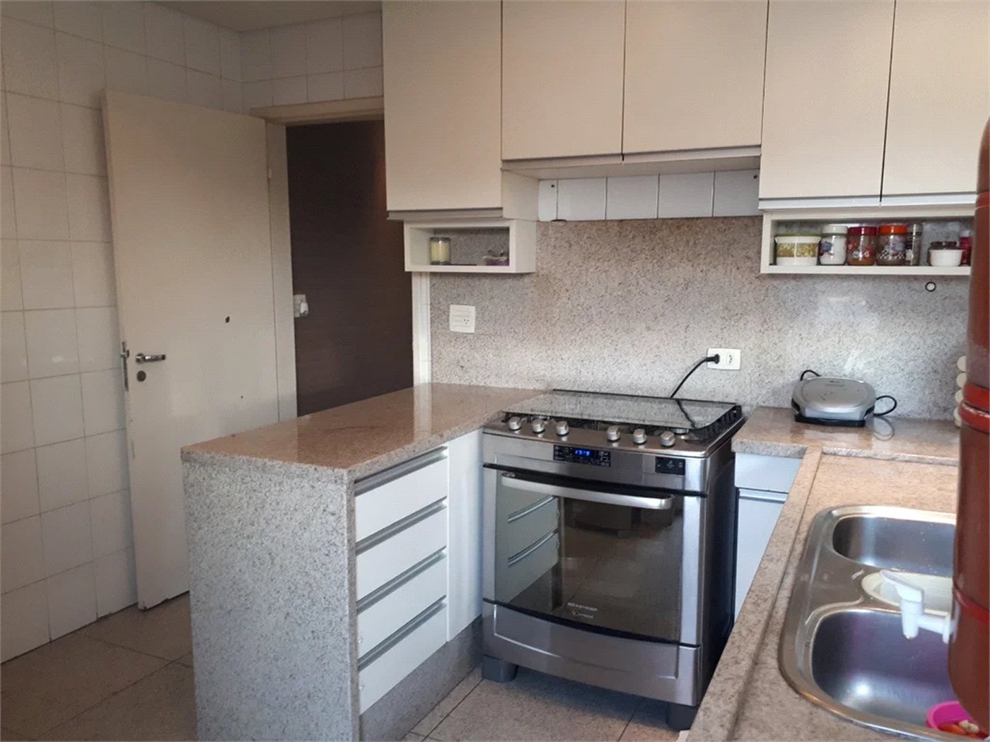 Sobrado à venda com 3 quartos, sendo 1 suíte,  em Jardim Ester, São Paulo, SP