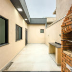 Indaiatuba - Jardim Bom sucesso - Área total: 150m² - Área construída: 115m² - 3 dormitórios sendo 1 suíte com armário planejado;Sala para dois ambientes; Banheiros com box gabinetes e espelhos; Área gourmet com churrasqueira a carvão e móveis planejados; Lavanderia coberta; Ar condicionado na sala